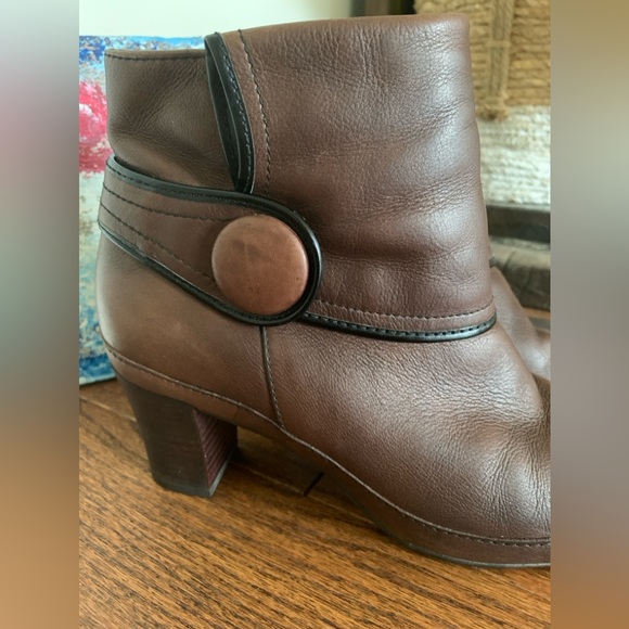 Clarks Sz 8.5 Brown Leather Black Piping Spat Style Side Zip Heel Ankle Boots - Picture 10 of 10